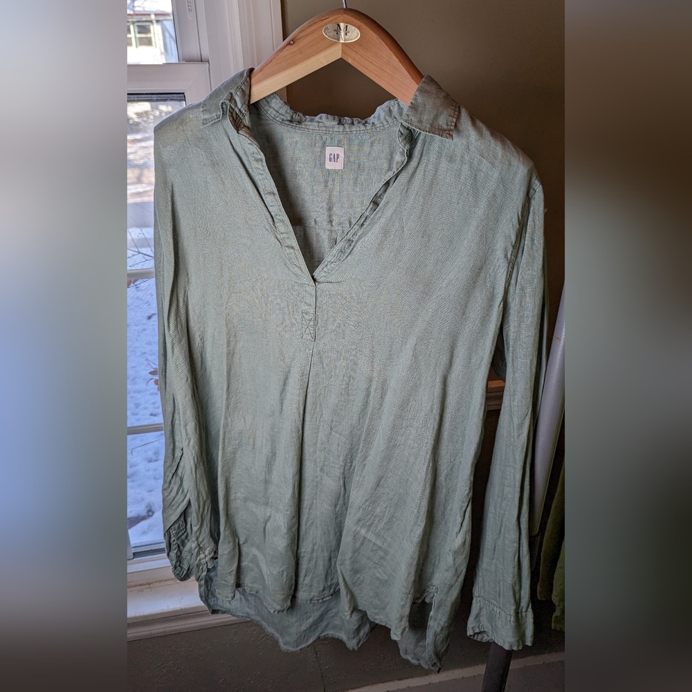 XL 100% linen GAP sage green v neck blouse.